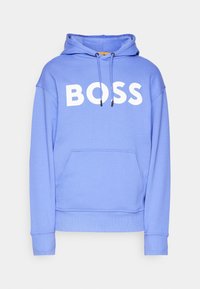 Sweat à capuche bleu clair avec poche avant et capuche, avec des lettres blanches majuscules formant "BOSS" sur la poitrine.