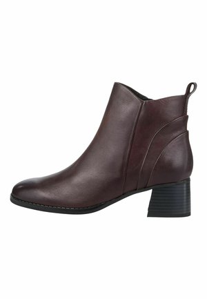 Ciemnobrązowy skórzany botek na kostkę z obcasem typu blok, boczną pętlą do ściągania oraz gładkimi, zakrzywionymi szwami.