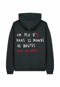 Felpa con cappuccio nera con testo francese bianco e rosso e grafica di un cuore rosso sul retro, con la frase "Un po' d'amore in questo mondo di brutti."