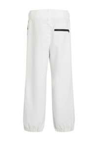 Pantalones blancos de pierna ancha con una textura suave, que cuentan con un puño elástico, un bolsillo trasero con cremallera y una cintura con pasadores para cinturón.
