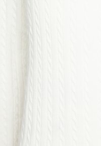 Biały dzianinowy materiał z teksturowanym wzorem splatana z podniesionymi spiralami. Powierzchnia wydaje się gładka i jednolita w kolorze.