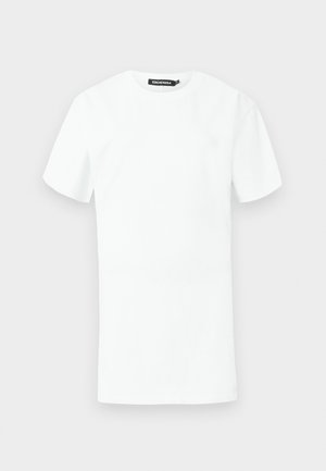 Απλό λευκό T-shirt με κοντά μανίκια και στρογγυλή λαιμόκοψη, με μικρή μαύρη ετικέτα "DENIM" στην εσωτερική πίσω πλευρά του γιακά.