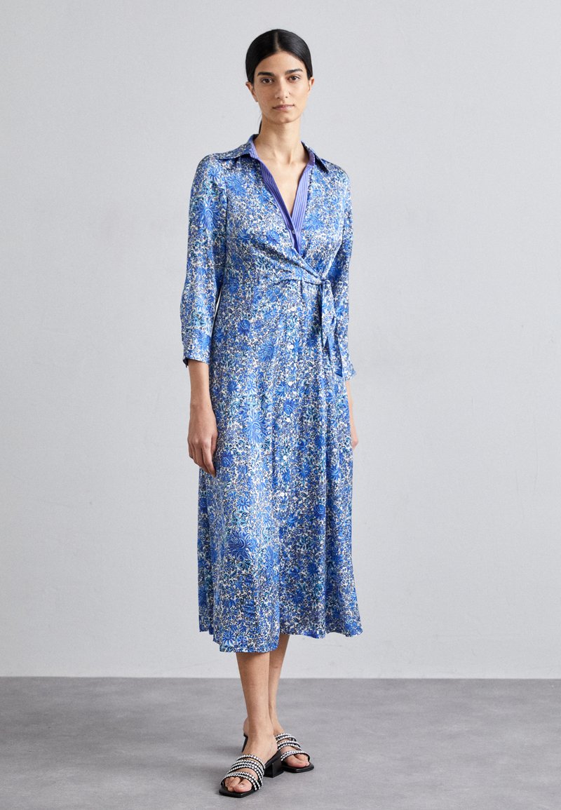 Blumenkleid in Blautönen mit dreiviertel Ärmeln, V-Ausschnitt und lila Kragen_detail; leichter Stoff mit fließender Silhouette.