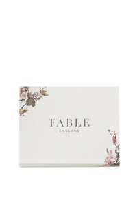 Baltas stačiakampis kortelė, papuošta gėlių motyvais pastelinių spalvų atspalviais, su užrašu „FABLE“ ir „ENGLAND“ klasikinio stiliaus šriftu.