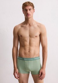 Boxer shorts en coton vert pour homme avec une taille douce arborant le logo "Marc O’Polo" ; coupe ajustée, texture lisse et design épuré.