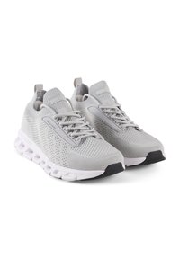 Baskets de sport gris clair avec une tige en mesh respirant, fermeture à lacets, semelle rembourrée et accents en caoutchouc noir sur la semelle extérieure.