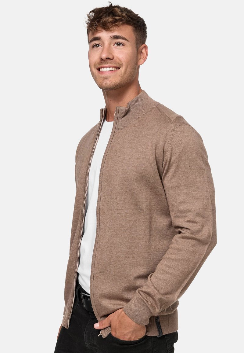Gilets Homme Cardigan Homme Indicode Lau - 80% Coton - Gilet Décontracté Vêtement Homme Style Danois Gilets Homme Cardigan Homme Indicode Lau - 80% Coton - Gilet Décontracté Vêtement Homme Style Danois