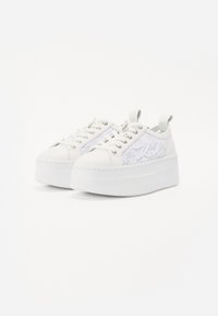 Sneakers bianchi con piattaforma in pelle liscia e lacci frontali. I pannelli laterali presentano un motivo texture. Suola in gomma per stabilità.