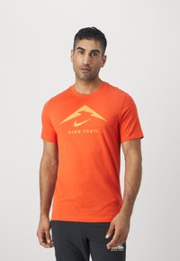 Nike Performance TEE TRAIL LOGO - Spordi T-särk - cosmic clay