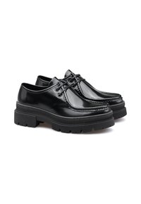 Scarpe in pelle verniciata nera con design a lacci, punta rotonda e suola spessa in gomma nera caratterizzata da un motivo testurizzato per una migliore aderenza.