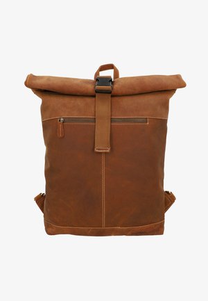 Hnědý kožený batoh s rolovacím vrchem, s přední kapsou na zip, nastavitelnými ramenními popruhy a zesílenými švy. Hladký povrch a odolný design.