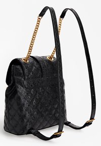 Bolso negro de material sintético texturizado, con un patrón acolchado, asas de cadena dorada y una correa ajustable para mayor versatilidad.