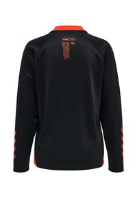 Czarny sportowy top z długim rękawem, pomarańczowym kołnierzem, pomarańczowymi ukośnymi paskami na rękawach oraz pomarańczowym logo i tekstem w pobliżu linii szyi na plecach.