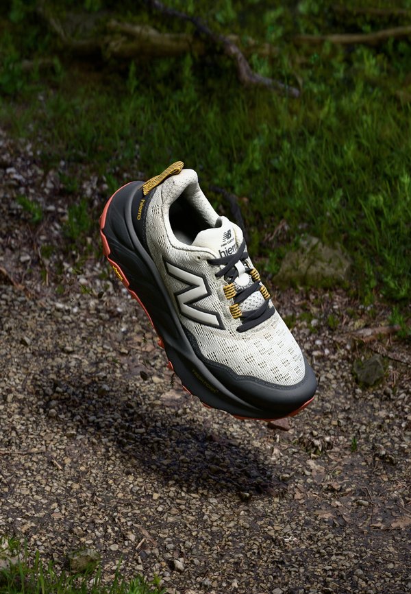 FRESH FOAM X HIERRO V9 - Trail running shoes - angora