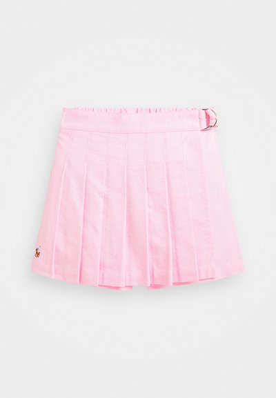 Ružová plisovaná sukňa vyrobená z ľahkého materiálu, s opaskom so sponou a malým vyšitým logom blízko lemu.