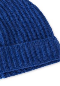 Cappello di lana lavorato a maglia blu con un ampio bordo ripiegato. Materiale testurizzato simile alla lana con strisce verticali che decorano la superficie.