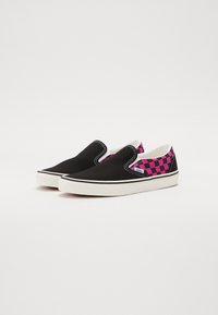 Ballerines en toile noire avec un motif à carreaux roses sur le talon, semelle en caoutchouc blanche et détails de couture contrastants.