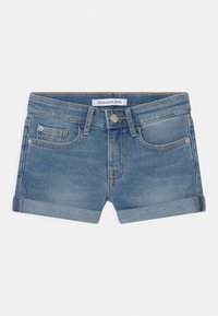 Vaaleansiniset farkkushortsit, joissa on käännetyt helmat, etukappaleen nappisuljin, kaksi taskua ja Calvin Klein Jeans -brändäys vyötäröllä.