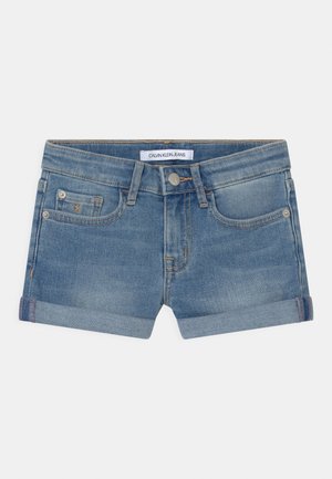 Short en jean bleu clair avec ourlets retroussés, doté d'une fermeture à boutons sur le devant, de deux poches et du logo Calvin Klein Jeans sur la ceinture.
