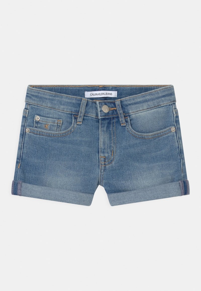 Ljusblå jeansshorts med uppvikta fållar, framknäppning med knapp, två fickor och Calvin Klein Jeans-logotyp på midjebandet.