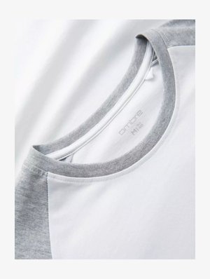 Lyhythihainen T-paita, jossa on valkoinen runko ja harmaat raglan-hihat. Pyöreä kaula-aukko, joka on pehmeä ja sileä. Brändilogo näkyvissä.