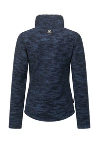 Camicia blu a maniche lunghe con colletto alto, tessuto texture e orlo arrotondato. Presenta un piccolo logo sul retro vicino allo scollo.