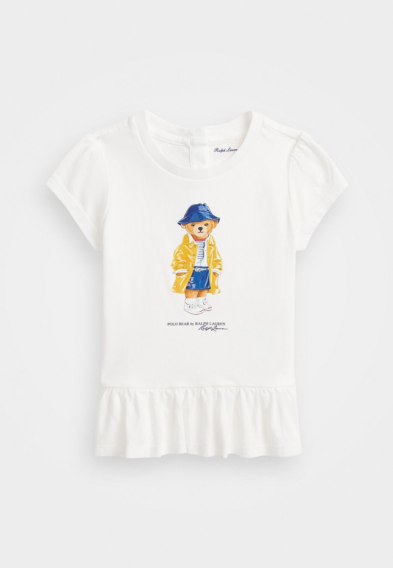 Camiseta blanca de algodón con un oso de dibujos animados impreso, vestido con un chubasquero amarillo y un sombrero azul, y con un dobladillo con volantes en la parte inferior.