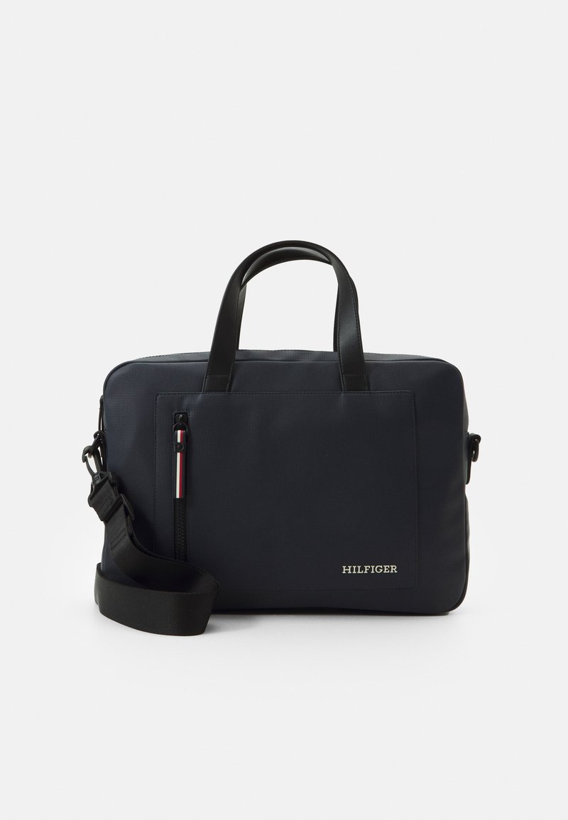 Borsa per laptop nera in nylon con manici superiori doppi, tracolla regolabile, tasca frontale con zip e logo dorato "HILFIGER". Texture liscia.