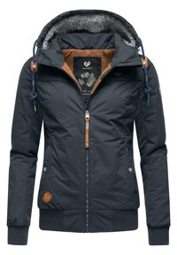 Veste isolée bleu marine avec une capuche en fausse fourrure, des accents marron, des poignets côtelés et une fermeture éclair. Présente des coutures décoratives et des écussons de logo.