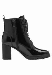 Bottines en cuir verni noir avec un talon épais, présentant un laçage à l'avant, une fermeture éclair sur le côté et une semelle en caoutchouc texturé.
