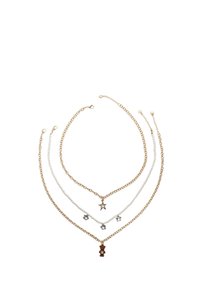 Kerangka kalung bertingkat yang menampilkan rantai logam berwarna emas dan perak, dengan pesona bintang dan geometris, serta liontin beruang karet.