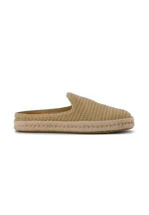 Alpargata beige tejida tipo slip-on con puntera redondeada y suela trenzada de yute, sin tacón, mostrada de lado izquierdo sobre fondo blanco.