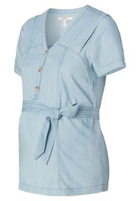 Ljusblå denim överdel med korta ärmar, V-ringning, knapplist och knytbälte i midjan. Har stickningsdetaljer och en jämn textur.