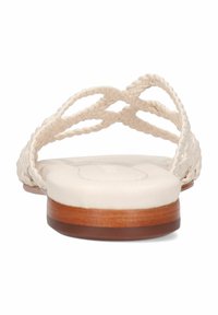 Sandalias trenzadas blancas con un empeine texturizado y una plantilla de cuero suave. Presenta un tacón de madera bajo y un diseño de parte trasera abierta.