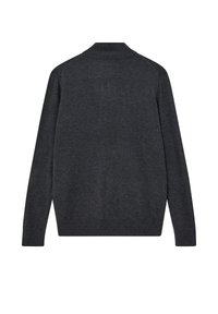 Dunkelgrauer Langarmpullover mit hohem Kragen, gerippten Bündchen und glatter Textur. Einfaches Design ohne sichtbare Muster oder Akzente.