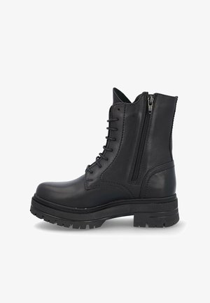 Botín de cuero negro hasta el tobillo que presenta un cierre de cordones en la parte delantera, cremallera lateral, suela de goma gruesa y detalles texturizados a lo largo de las costuras.