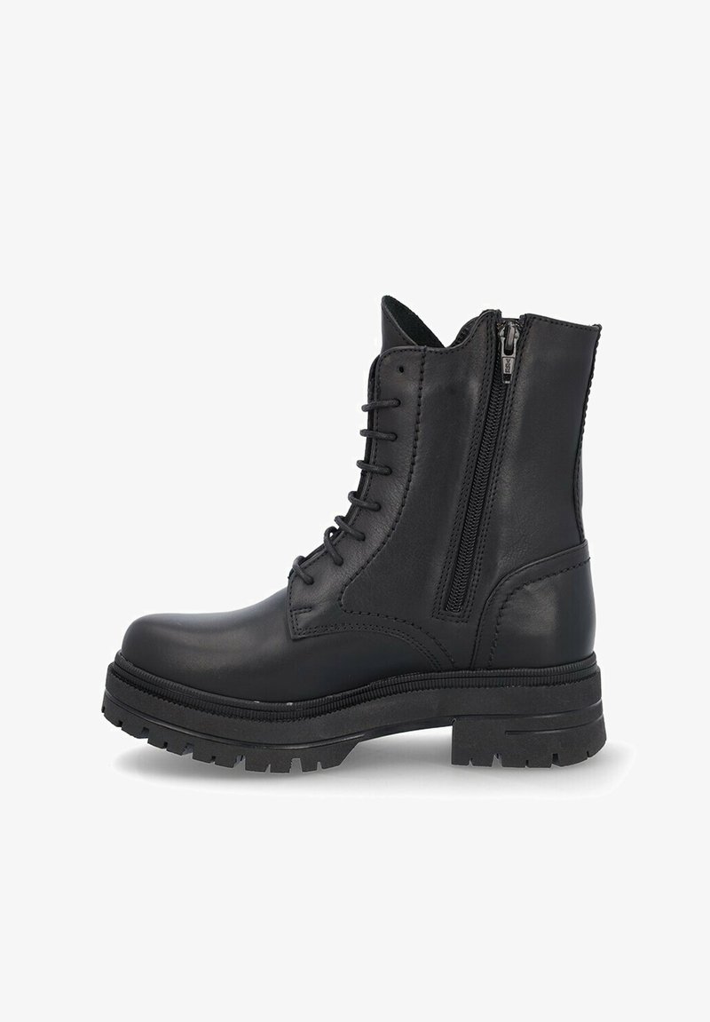 Botín de cuero negro hasta el tobillo que presenta un cierre de cordones en la parte delantera, cremallera lateral, suela de goma gruesa y detalles texturizados a lo largo de las costuras.