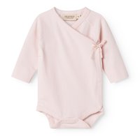 Lys rosa langermet babybody med omslagdesign, har knytelukking, trykknapper og bølget kant langs kantene.