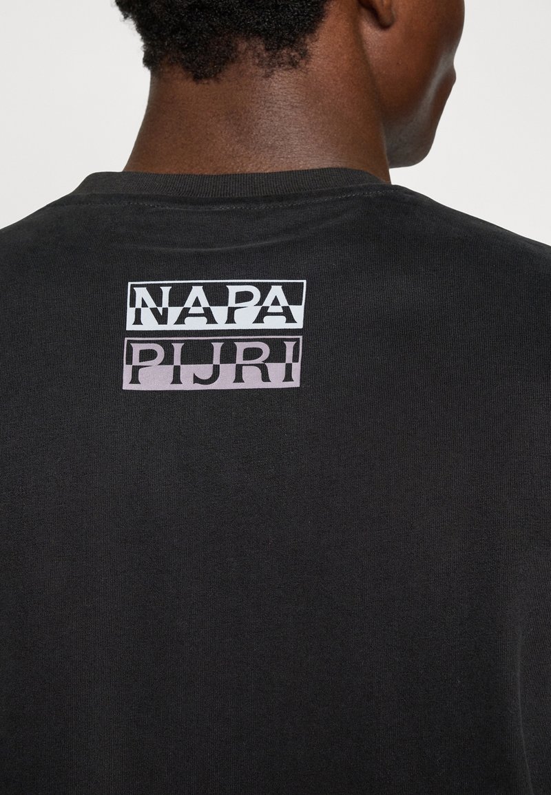 Camiseta de algodón negra con cuello redondo, que presenta un logotipo gráfico rectangular en blanco y rosa en la parte posterior.