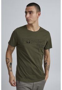 11 Project PRMattis - T-shirts med print - olive night