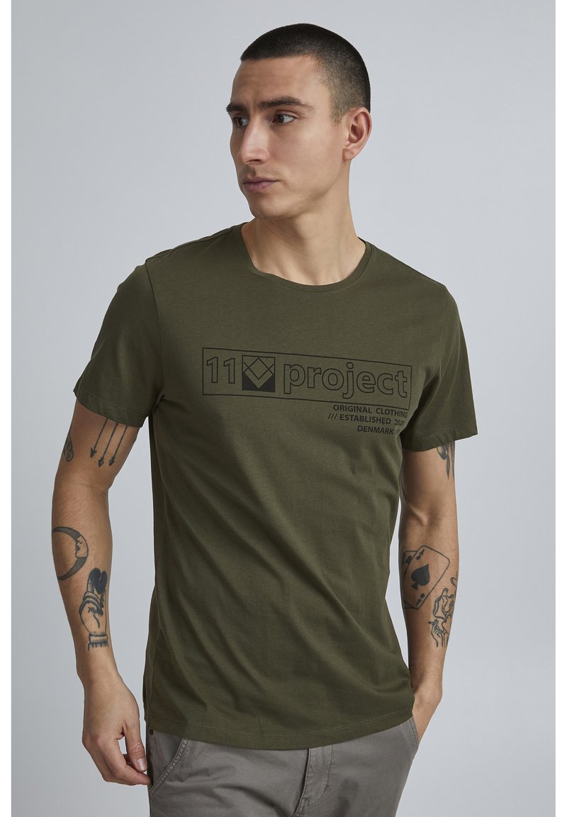 11 Project PRMattis - T-shirts med print - olive night
