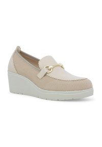 Scarpa con zeppa color beige chiaro, realizzata in mesh e materiale sintetico, dotata di una fascia decorativa con un accento dorato e una suola texturizzata.