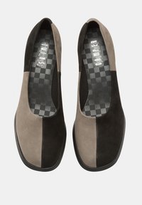 Chaussures en daim grises et noires avec une texture lisse, un bout arrondi et une semelle intérieure à motif à carreaux.