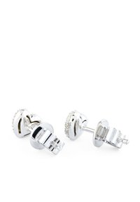 Srebrni uhani v obliki srca z poliranim zaključkom in prozornimi dragulji na vrhu, ki imajo zapiranje na stiku.