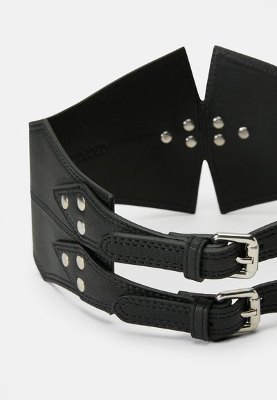 Cinto de couro sintético preto com acabamento texturizado, apresentando acessórios em prata, botões de pressão e correias ajustáveis para um ajuste personalizado.