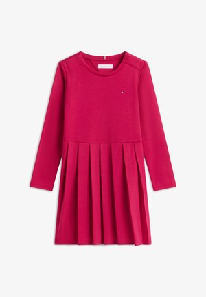 Robe rose à manches longues avec jupe plissée et col rond, avec un petit logo sur la poitrine.
