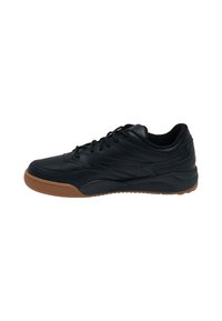Sneaker in pelle nera con tomaia testurizzata, dettagli perforati e suola in gomma marrone. Presenta un sistema di allacciatura tradizionale e un design a profilo basso.
