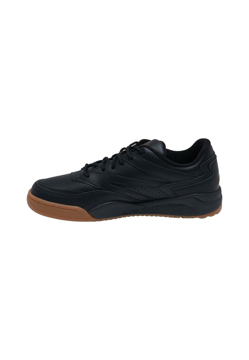 Sneaker in pelle nera con tomaia testurizzata, dettagli perforati e suola in gomma marrone. Presenta un sistema di allacciatura tradizionale e un design a profilo basso.