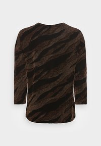 Braun und schwarzes Langarmoberteil mit einem welligen Tierdruckmuster und einem weichen, strukturierten Finish. Rundhalsausschnitt und lockere Passform.