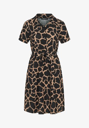 Kjole med korte ærmer og knaplukning foran, beige og sort girafmønster, indsnævret talje med bælte og krave.